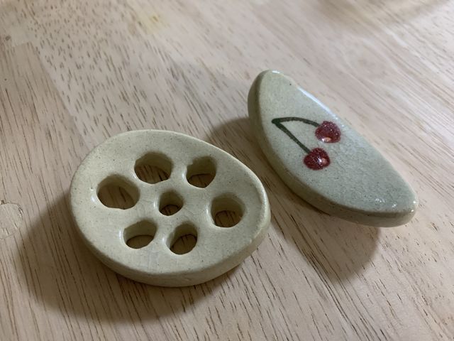 お土産に頂いた蓮子とサクランボの箸置き。実物の方が写真よりかわいいです(汗)_陶工房じょうざん窯