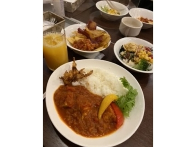 メインはトマトチキンカレー_ホテルウィングインターナショナルプレミアム東京四谷 レストランBistroW