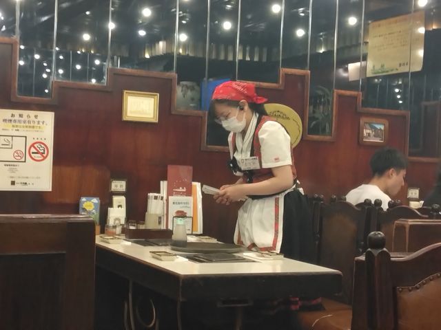 やはりこのお店の女の子達のいでたちには癒やされます。_平和園 本店
