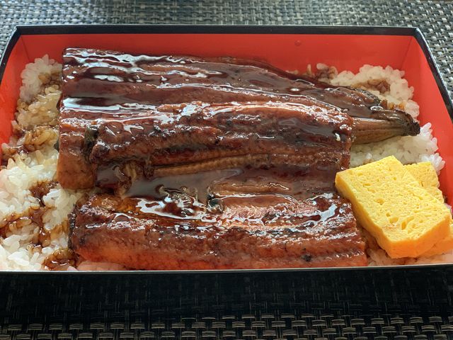 別にカップに入ったお漬物、インスタントのお吸い物が付いています。_ガーデンホテル紫雲閣東松山