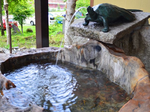 ぴんころ神社入口にある手水舎。
境内から湧出している『百命水(ひゃくめいすい)』でお清めください。_ぴんころ神社