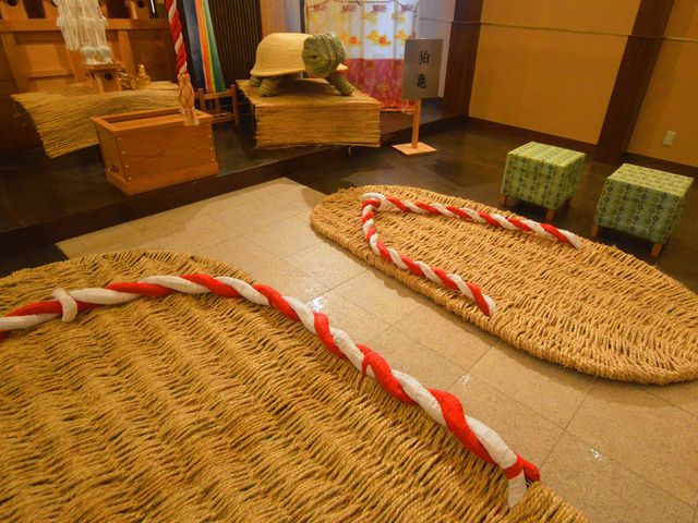 【健脚祈願の大わらじ】
大わらじの上で足踏みをして頂き健康・健脚をお祈りください。_ぴんころ神社