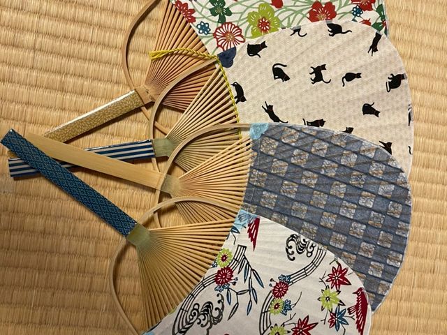 うちわ表側。
柄もたくさんあり、選ぶのに大分迷いました。_うちわ工房 風の種 (染匠 吉野屋 工房内)