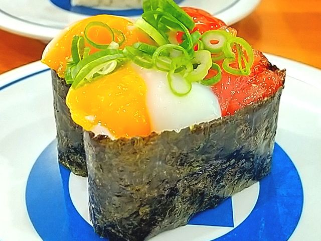 マグロと卵黄と山芋の三色がカラフルで色鮮やかなマグロユッケの軍艦寿司。_くら寿司松戸新田店