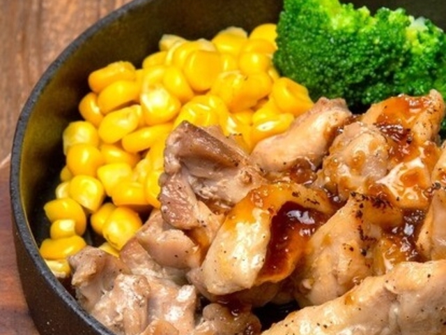 定番コーンがのったグリルプレートでした_肉ときどきレモンサワー 名駅店