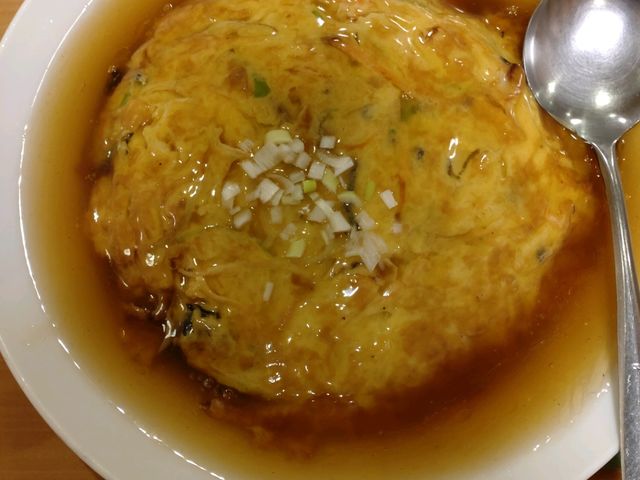 天津飯 料理人、女将さんは中国の方でいつも中国語が飛び交う本場のお店で何を頼んでも安定の美味しさ。
_龍華飯店本店