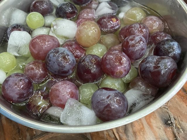 氷水で冷やしたブドウは美味ししさ倍増!
※氷とボウルは持参しております_横政農園(柏原市観光ぶどうセンター横尾支部)
