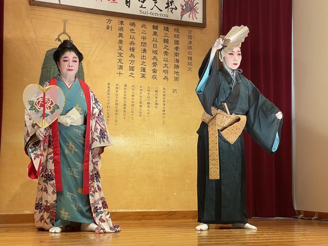 衣装も綺麗でした_琉球料理 首里天楼 国際通り店