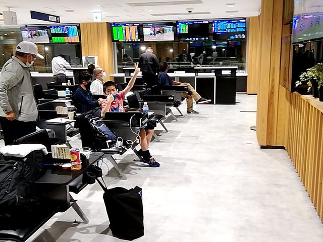席を移動。ゆったり屋内で検討。_高知競馬場