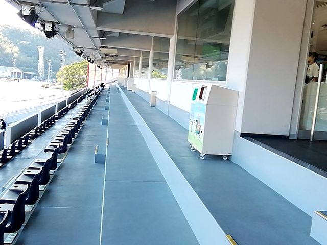 キレイな屋外スタンド_高知競馬場