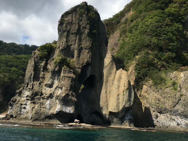 奇岩の連続_矢越クルーズ