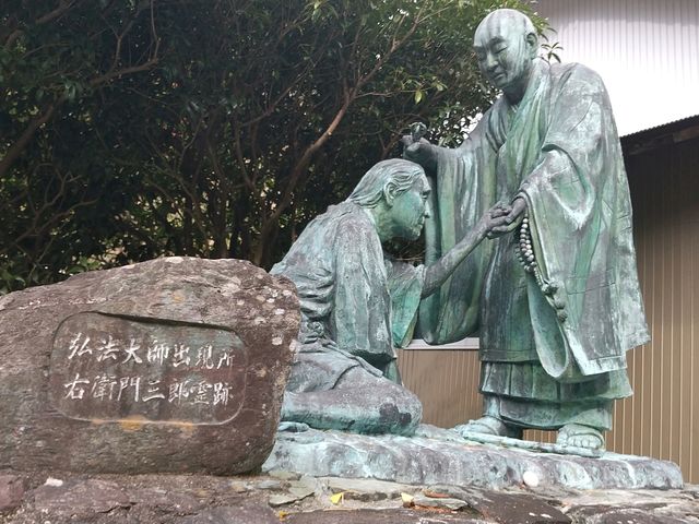 弘法大師と御門三郎の像_杖杉庵