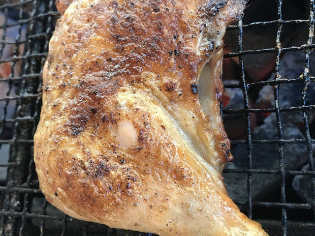 名物鳥もも焼き500円!!
塩コショウのシンプルな味付けで、ペロッと2本くらい食べれちゃいます_長谷の里