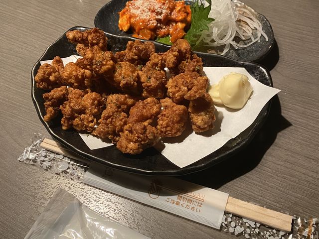 手前が北海タコの唐揚げ、奥がクリーム チーズのチャンジャ。味も量もイマイチでした。_一心堂 町田本店