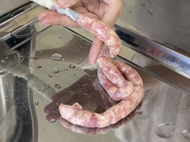 腸詰め!慎重にいく派と、スイスイ出す派、、個性が出ますね。_シャルキュティエ田嶋
