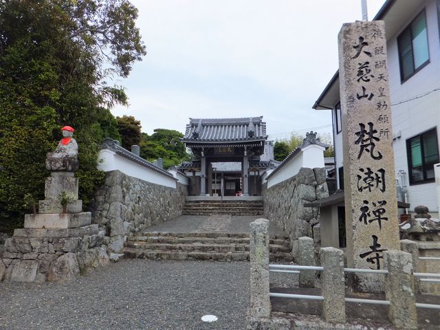 雰囲気ある山門前:「後醍醐天皇勅願所 大慈山 梵潮禅寺」表示_梵潮寺
