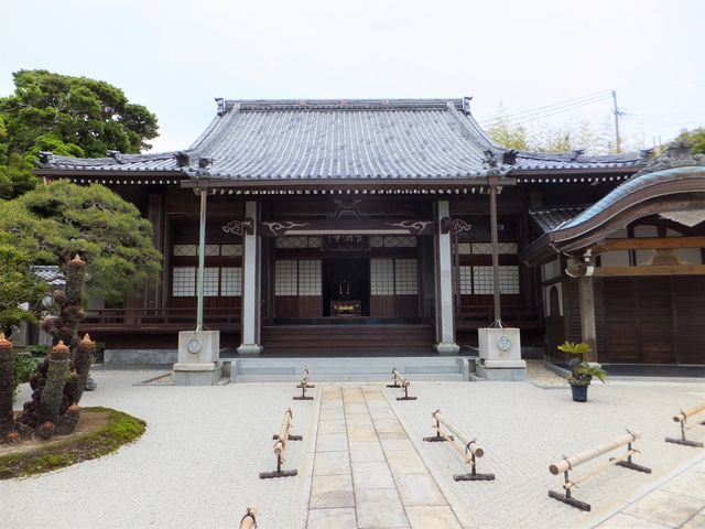 平成初期に建て替えられた本堂:蘇鉄が植えられています。_梵潮寺