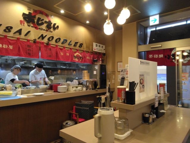 店内は小綺麗で、店員さん達も活気がありました。_麺厨房あじさいJR函館駅店