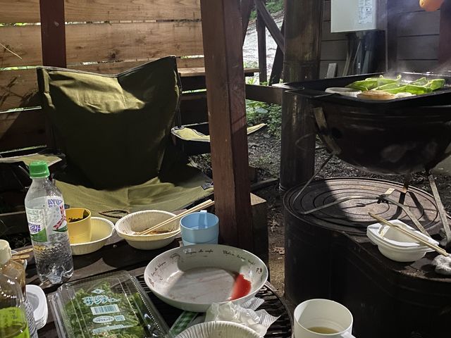 庭にBBQ場があり、屋根付き。照明も三つあり、一つずつ自分でつけられて明るさを調整できました_モモンガの森