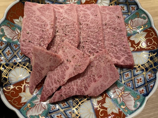 特選カルビ!
サシは入ってるけれどもあか牛なのでさっぱりいただけました!_焼肉 きつね