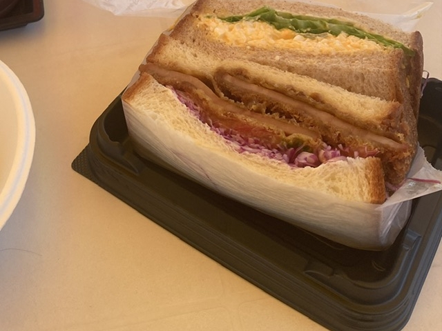 ミサキベーカリーのサンドイッチ。BBQで食べていいとのことで、お肉が焼ける迄に、頂きました。_カリコリゾート