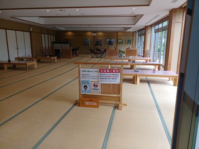 畳の休憩室にある たくさんのハンモック 外にも_花咲の湯