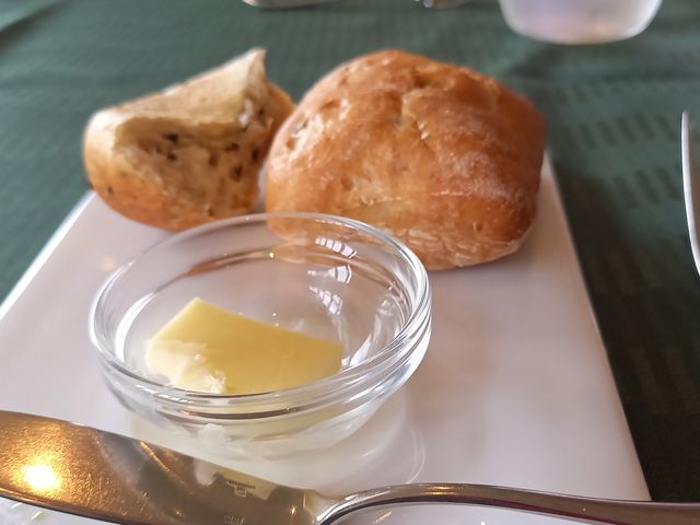 あつあつのパン!バターをつけてペロリ_the view 瀬戸内
