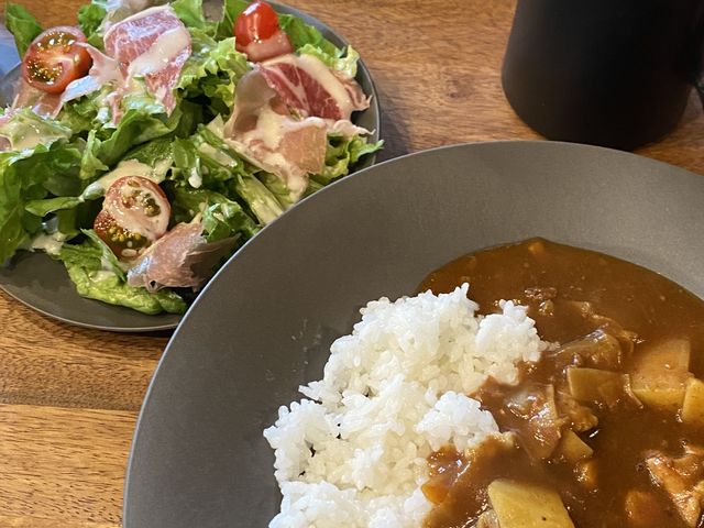 宿泊費に含まれている食材の一つにレトルトカレーがあり、具材を入れて野菜カレーを作りました。_古民家BASE・龍王