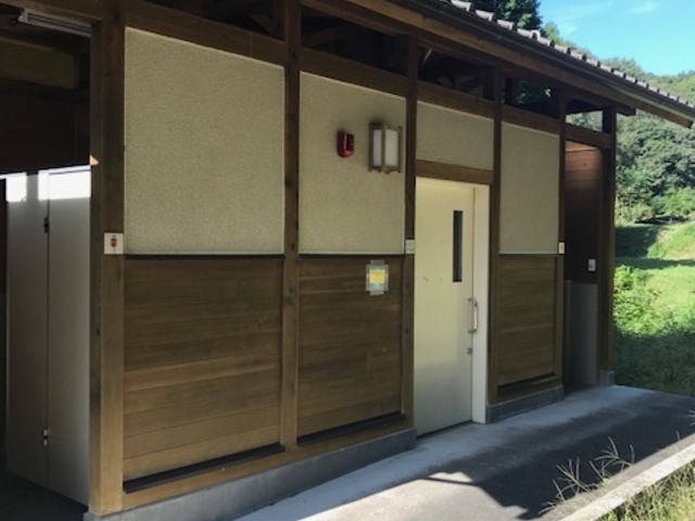 小川町駅側、スタート地点に綺麗なトイレ_官ノ倉山
