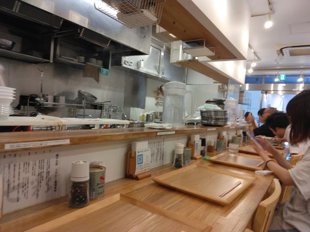 綺麗なカウンターのお店です。_麺や 七彩