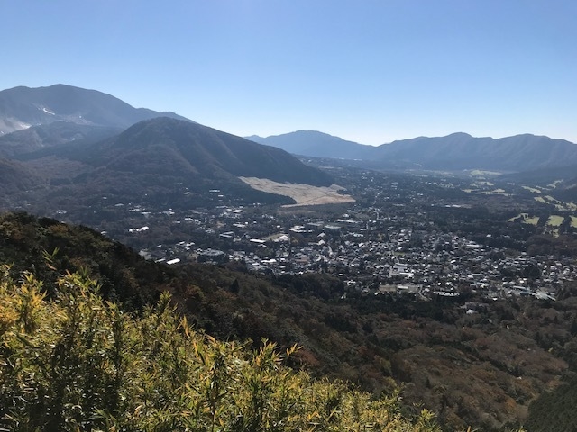 脇目に箱根の景観が素晴らしいです_明神ケ岳