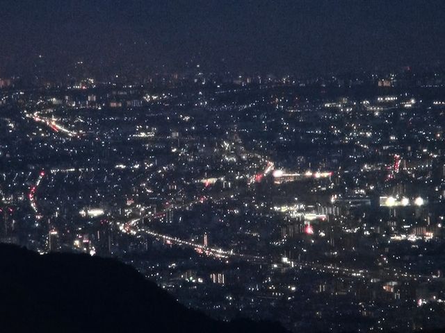 六甲山ジンギスカンパレス トワイライトから漆黒へ移りゆく窓越しの神戸の夜景が素敵です。_六甲山ジンギスカンパレス