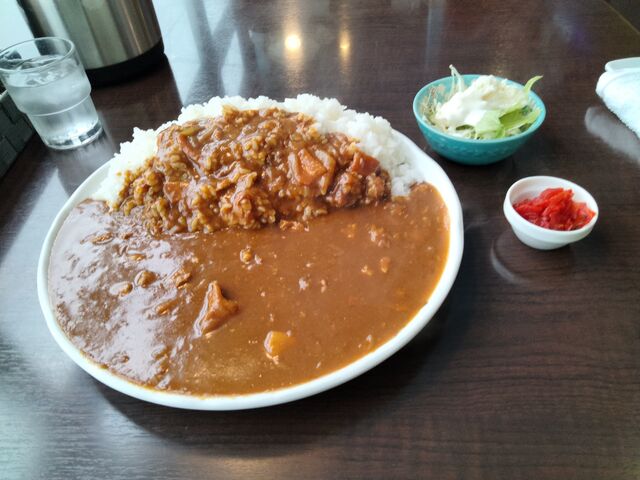 カレーライスは830円でこのボリューム!!_喫茶マリン