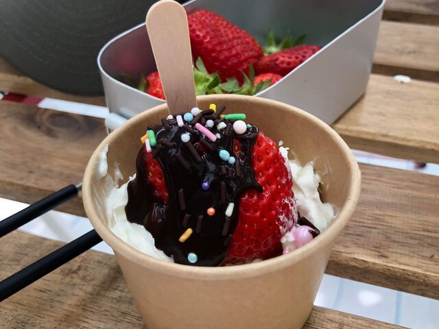 パフェやワッフルなどのアレンジメニュー。食パンなど持込みでサンドを作ったりもOKだそうです。_やまへい農場 いちご狩りハウス