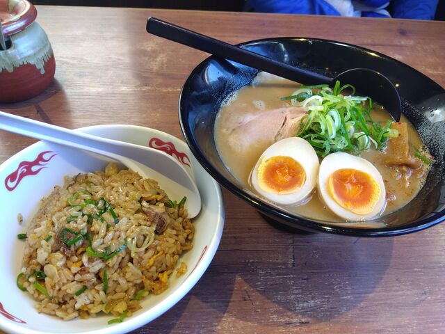 煮玉子ラーメンとチャーハン。_丸福ラーメン寝屋川店