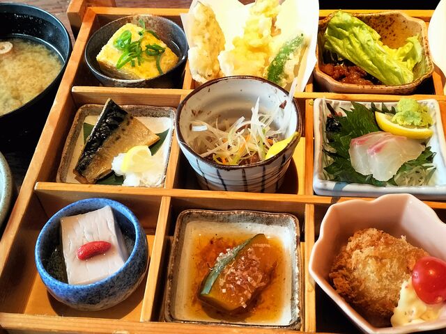 箱膳。少しずついろいろ、ジャンルの多さが嬉しいです。
しかも温かいものはちゃんと温かい提供。_老若男女食酒庵茶家茶家