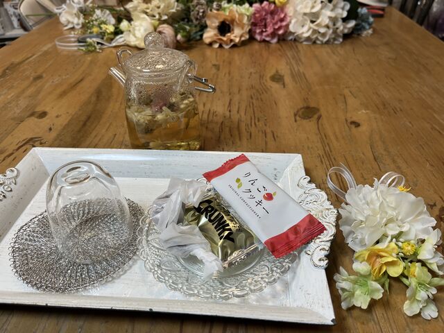 右が作品で、左がいただいたお菓子です。_b.you provence