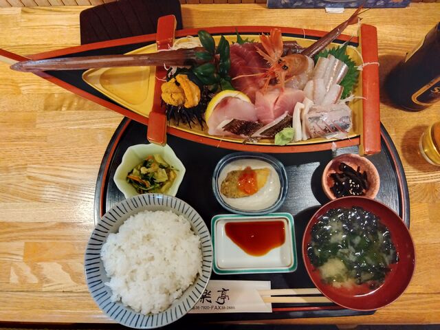 刺身定食にアカヤガラの全身が添えられていた_魚楽亭