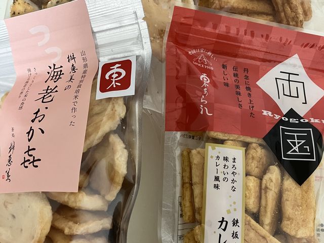 お徳用、大袋は自宅用に。_東あられ 両国本店