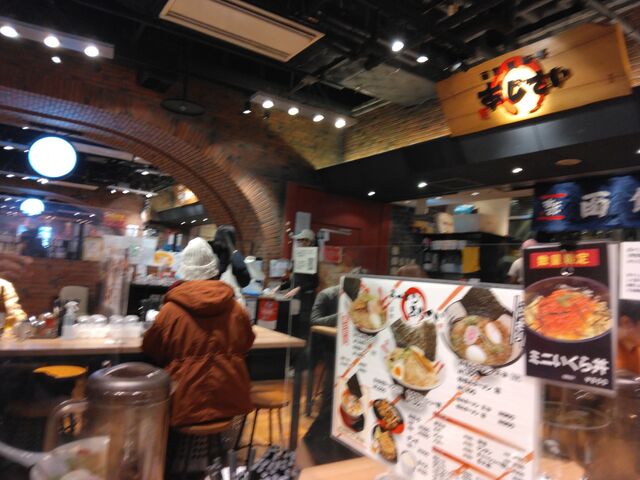 店内は活気がありました。従業員さん達もきびきびと働いておられました。_函館麺厨房・あじさい・新千歳空港店