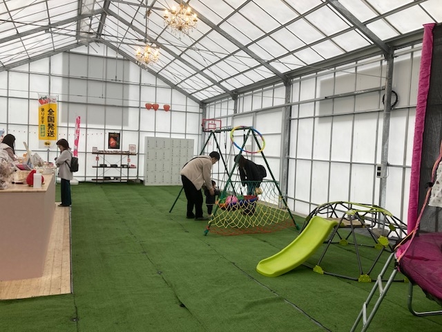 プレーゾーンと受付カウンター_Twins Farm 真岡いちご園