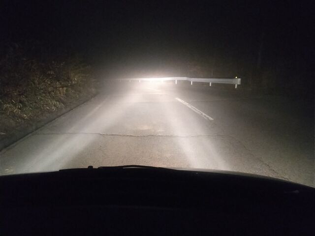 ガスるとこうなります。前方がまったく見えず、当然、駐車場も真っ白。ご注意ください。_平沢峠