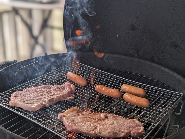大きなお肉をハサミで切りながら食べるコースです。_ブルーベリーガーデン岐阜