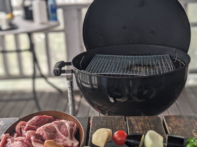 着くともう炭も用意してくださっており、椅子に腰掛けるとお肉が出てきます。_ブルーベリーガーデン岐阜