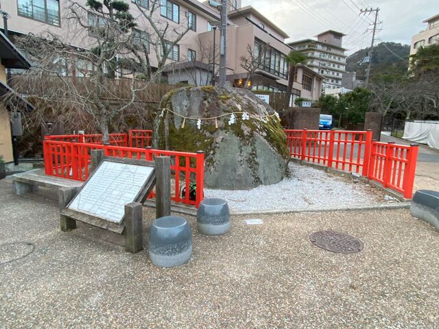 袂石(礫石)=タモトイシ(ツブテイシ)(有馬温泉・太閤橋傍に)_袂岩