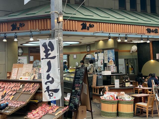 店内飲食、お土産購入者ともに賑わっています_魚とや