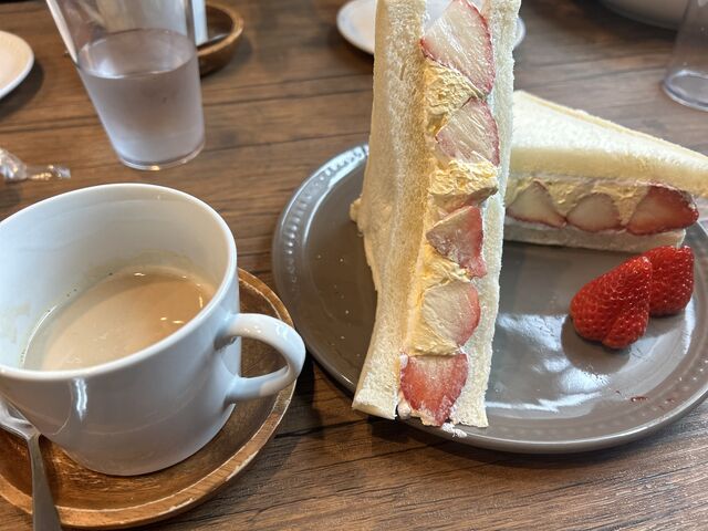 ボリュームのある苺サンド!最高でした。_石和いちご館青柳