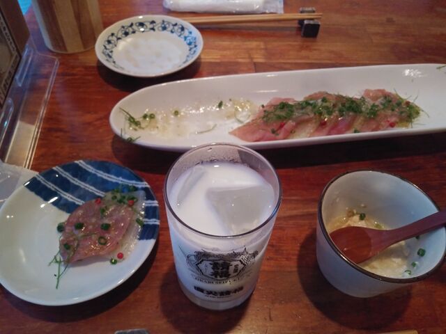 泡盛の牛にゅう割。飲みやすい。カルパッチョは三種類のお魚が5セットくらい。美味しかった。_森の賢者