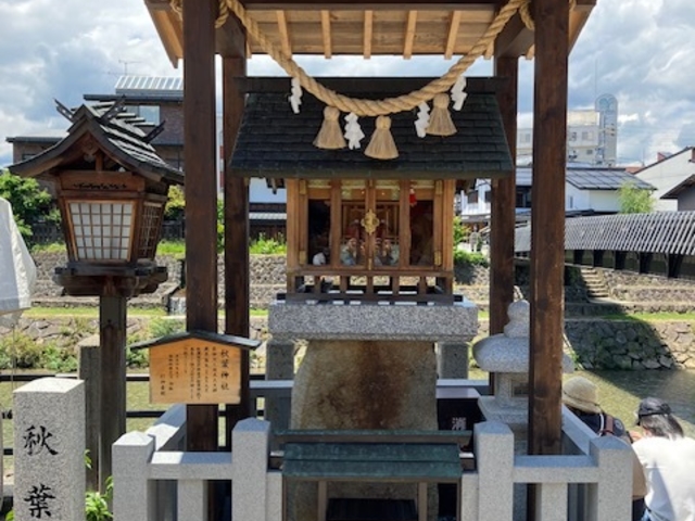 川沿いの神社_宮川朝市