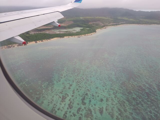 着陸前の海の色がきれいでした。_南ぬ島石垣空港